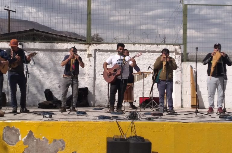 En la plaza de Los Loros se realizó Olla con churrascas, muestra de la cultura Colla, música y danza