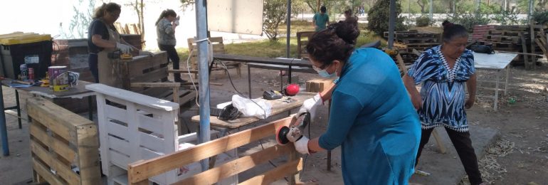 <strong>Mujeres aprenden a armar muebles con maderas recicladas</strong>