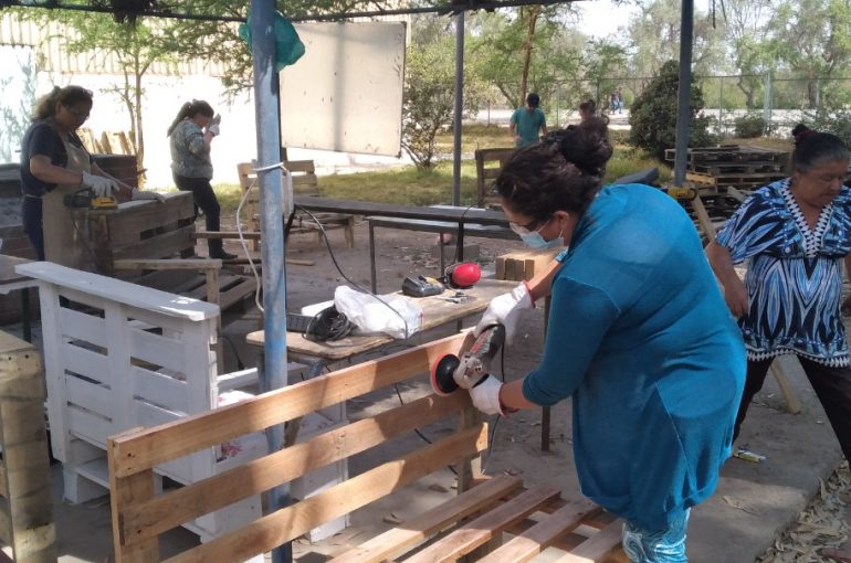 <strong>Mujeres aprenden a armar muebles con maderas recicladas</strong>
