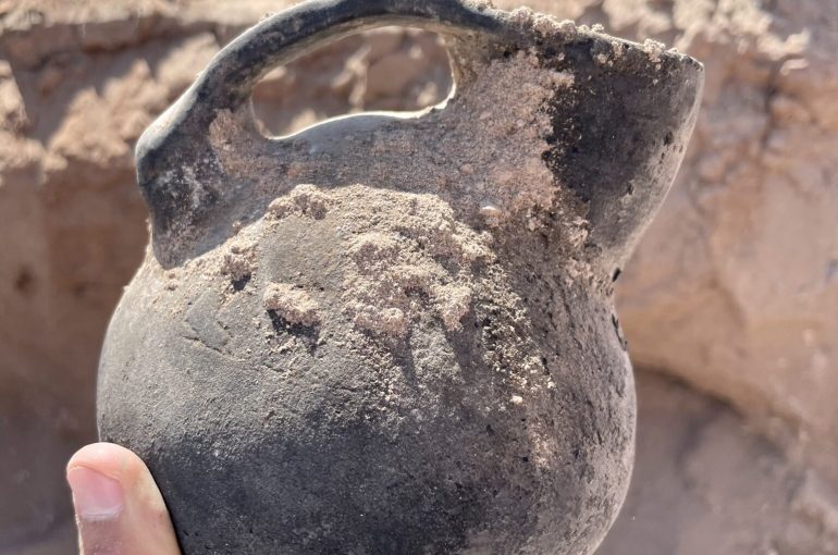 Equipo del Consejo de Monumentos Nacionales analiza hallazgo arqueológico en la Región de Atacama