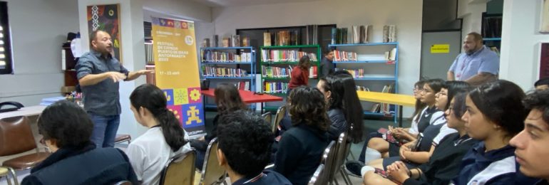 Programa “Diálogos en Movimiento” comenzó ciclo anual con encuentro entre estudiantes del Liceo Experimental Artístico y escritor y divulgador científico Gabriel León