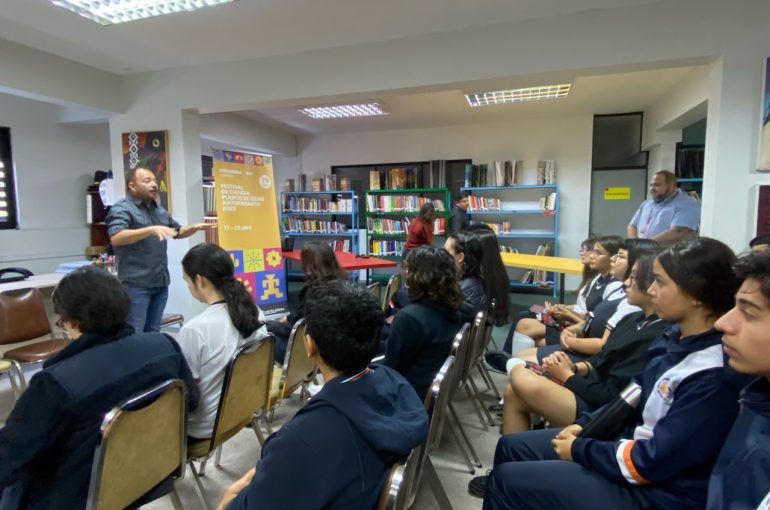 Programa “Diálogos en Movimiento” comenzó ciclo anual con encuentro entre estudiantes del Liceo Experimental Artístico y escritor y divulgador científico Gabriel León