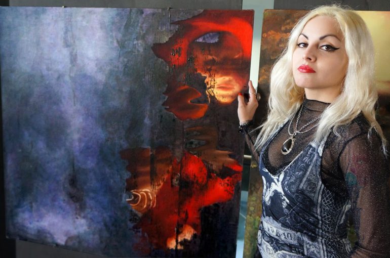 Mutang presenta nueva exposición en CATEGORÍA ARTE, pinturas destacadas de la artista visual Valentina Robledo