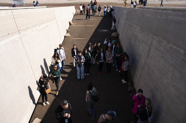 Exposición a cielo abierto con obras de artistas de seis países marcó el inicio de la bienal SACO1.1 en la región de Antofagasta