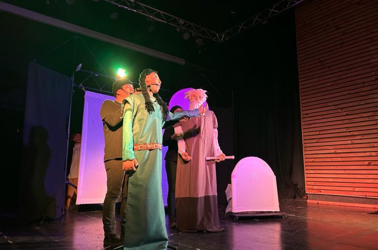 Luces, sombras y marionetas: Ojos de Agua deslumbra en triple función teatral en Monte Patria