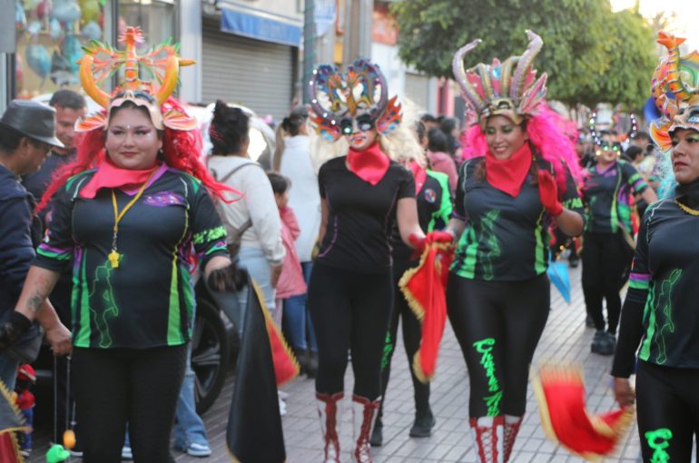 Con multitudinario pasacalle y teatro para niños despiden las vacaciones de invierno en Vallenar