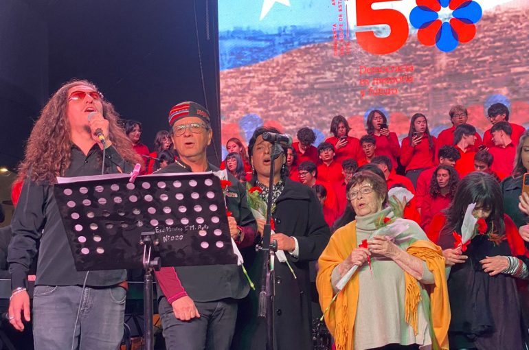 “Once Voces por el Nunca Más” llenó de música y memoria la plaza Sotomayor para conmemorar los 50 años del Golpe de Estado en Antofagasta