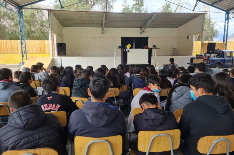 Estudiantes de localidad de El Tránsito aprenden de astronomía y ecología con obra de marionetas