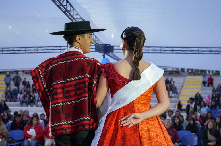 “Fiesta de la Cueca” convocó a cientos de personas en torno a una muestra del baile y posterior campeonato regional