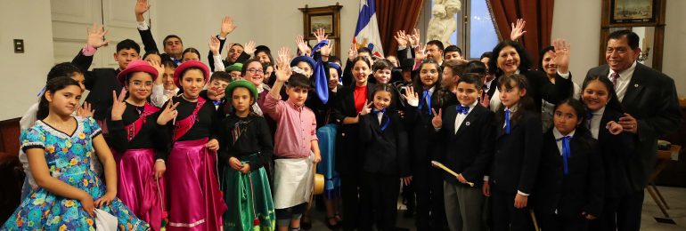 Ministra Carolina Arredondo encabezó entrega del Premio a la Trayectoria en Cultura Margot Loyola Palacios en La Moneda