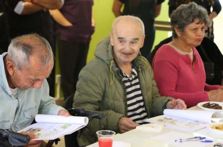 Adultos mayores del ELEAM Copiapó participan en talleres de fomento lector