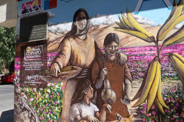 Artista visual Christian Rivadeneira plasma nuevo mural del patrimonio de Atacama en el edificio Sernatur de Copiapó