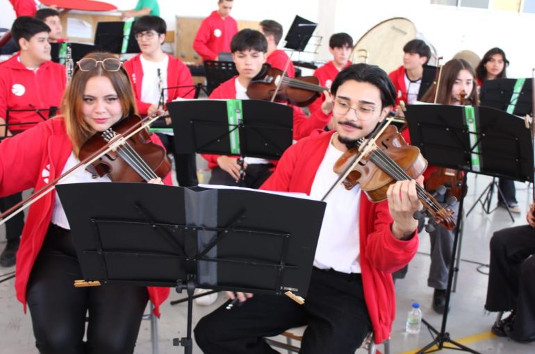 En Liceo Bicentenario de Vallenar se presentó la Orquesta Sinfónica Juvenil de Atacama de la FOJI