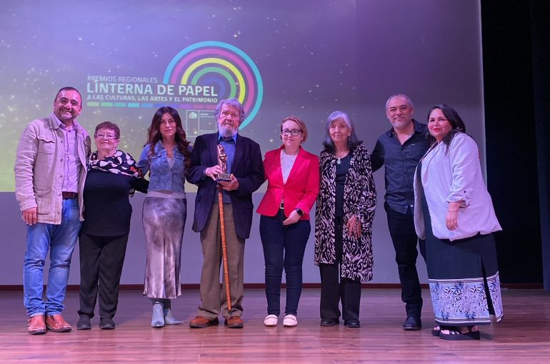 En emotiva ceremonia artista visual Waldo Valenzuela Maturana recibió Premio Regional a las Artes, las Culturas y el Patrimonio “Linterna de Papel”