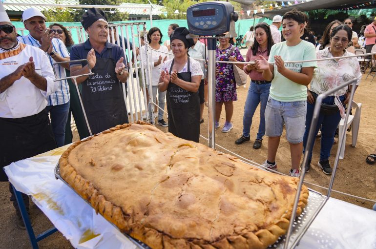 Localidad de El Palomo logró hito de la empanada frita y de pino más grande de Chile