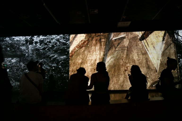 Patti Smith y Soundwalk Collective inauguran Exposición inspirada en el Universo