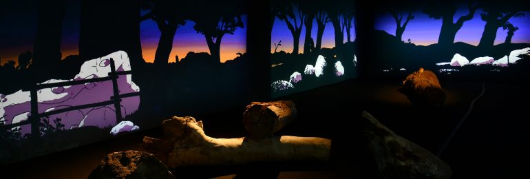 Del universo visual de Coldplay a una cabaña en Santiago: la nueva videoinstalación de Marcos Sánchez en la Galería Gabriela Mistral
