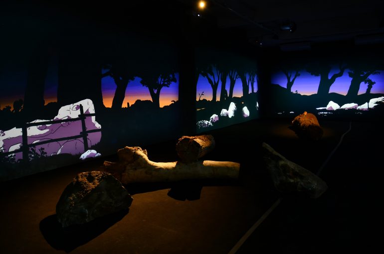 Del universo visual de Coldplay a una cabaña en Santiago: la nueva videoinstalación de Marcos Sánchez en la Galería Gabriela Mistral