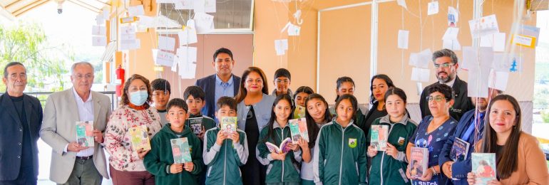 Monte Patria: Realizan entrega simbólica de decenas de libros al Colegio Cerro Guayaquil