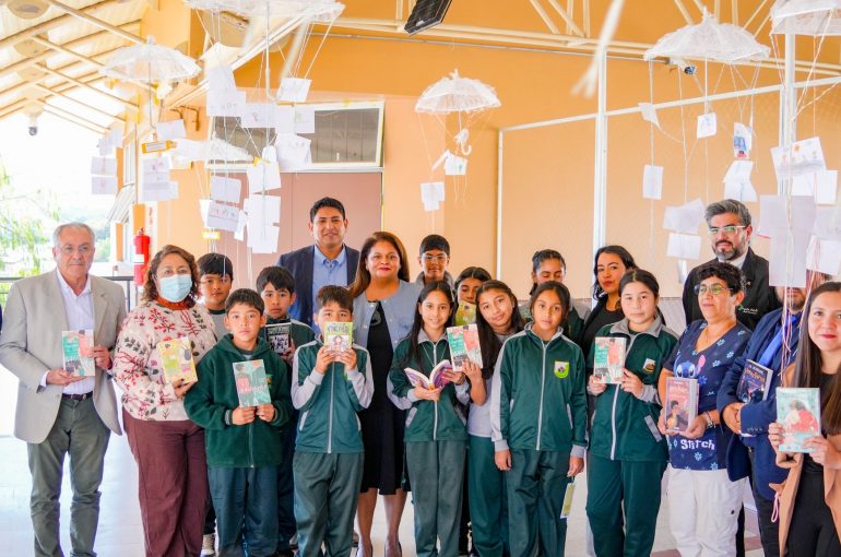 Monte Patria: Realizan entrega simbólica de decenas de libros al Colegio Cerro Guayaquil