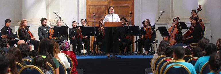 Con acto en La Moneda, intervenciones urbanas y actividades en regiones, Chile inicia conmemoración de los 80 años del Nobel a Gabriela Mistral