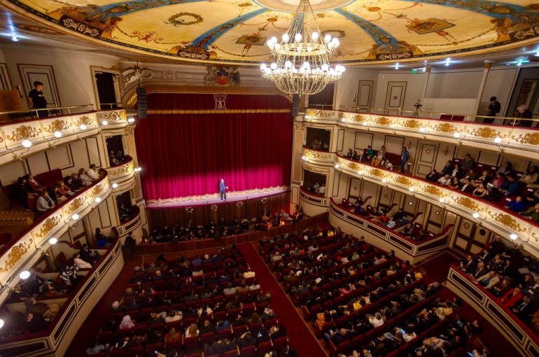 Ministra de las Culturas encabeza inauguración del Teatro Municipal de Iquique y visita obras de restauración en Humberstone