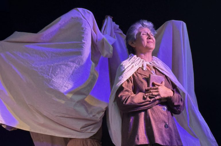Seremi de las Culturas finalizó celebración del Mes del Libro con  presentación de obra teatral “Una Gabriela Mistral entre Líneas” de Teatro Patrimonial en liceo CEIA de Antofagasta