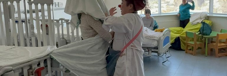 Alameda Circo llenó de risas y emoción el hospital regional con intervención de compañía Las Payayas