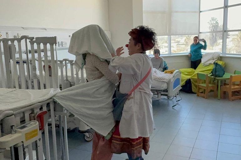 Alameda Circo llenó de risas y emoción el hospital regional con intervención de compañía Las Payayas
