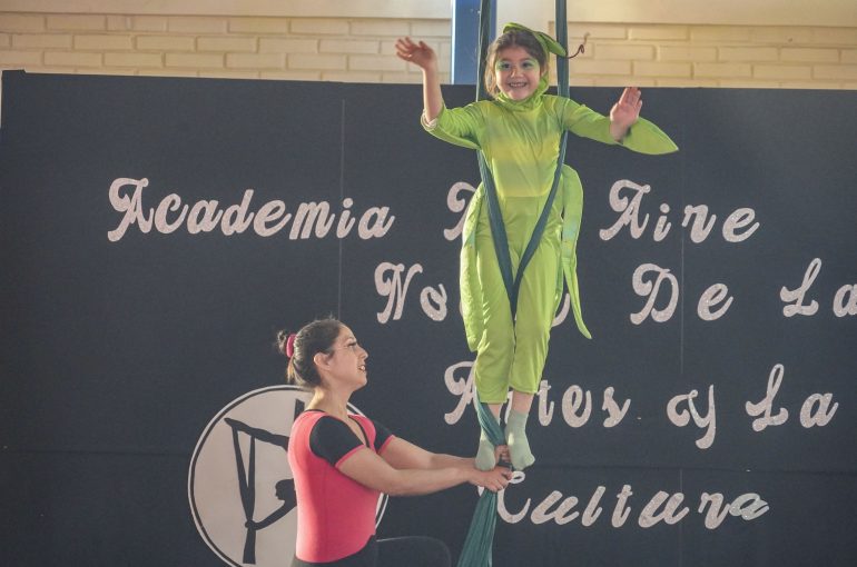 Emocionantes acrobacias protagonizaron la Noche de las Artes y la Cultura en Monte Patria