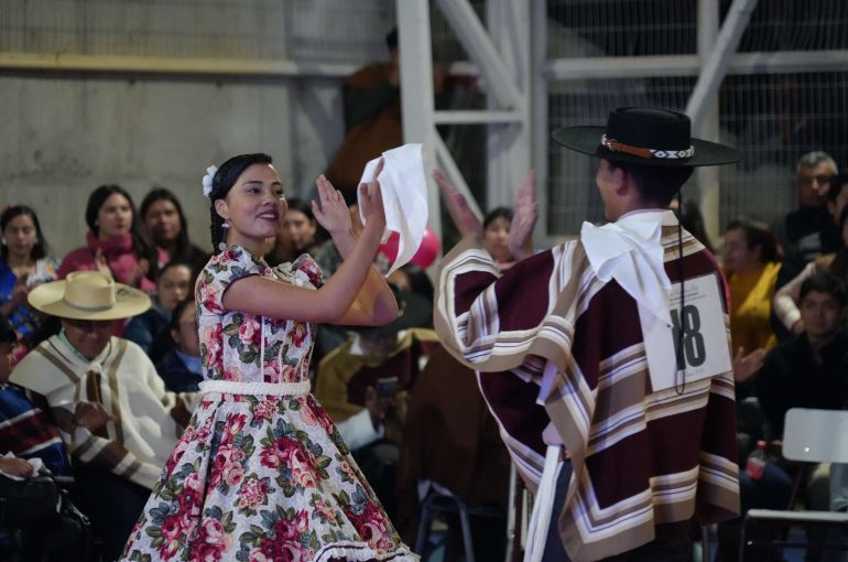 Entre pañuelos y zapateos: Colegio Río Grande celebró la 45ª Muestra Comunal de Cueca Escolar